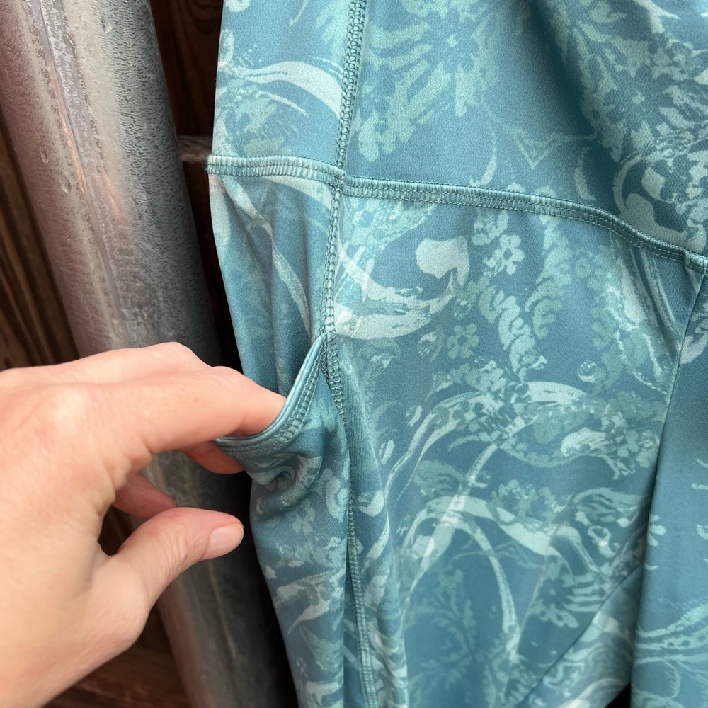 👗Chico's Zenergy Aqua Floral Leggings - Picture 7 of 8